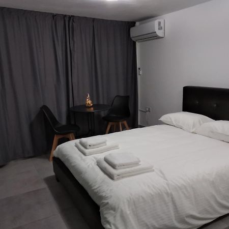 파포스 Cozy Place In The Heart Of Harbor 아파트 외부 사진